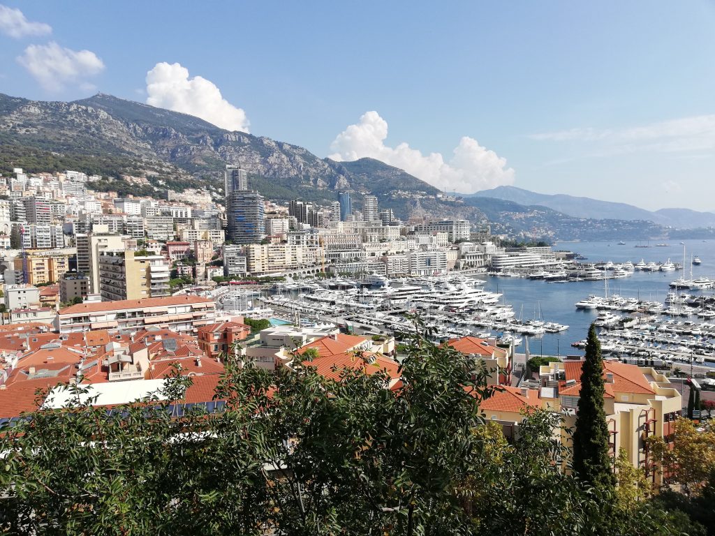 Від Альбісоли до Монако — півтори години з вітерцем
